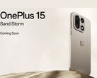 Le smartphone OnePlus 15 Sand Storm edition, doté d'un triple appareil photo, est présenté sur un fond de sable du désert. (Source de l'image : OnePlus)