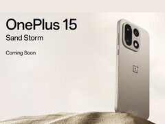 Le smartphone OnePlus 15 Sand Storm edition, doté d'un triple appareil photo, est présenté sur un fond de sable du désert. (Source de l'image : OnePlus)