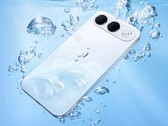 L'Oppo A7 Pro intègre un seul appareil photo dans un grand module en forme de pilule.