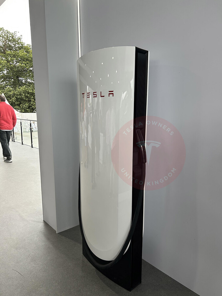 La pile de superchargeurs V4 avec préparation du terminal de paiement par carte (image : Tesla Owners UK/Twitter)