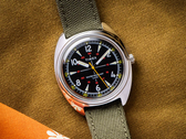 La montre Timex x Bespoke Post en édition limitée de 36 mm, présentée avec un bracelet Cordura olive sur fond moutarde foncé. (Source : Timex)