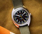 La montre Timex x Bespoke Post en édition limitée de 36 mm, présentée avec un bracelet Cordura olive sur fond moutarde foncé. (Source : Timex)
