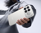 Le Redmi K100 Pro Max est équipé d'un système de haut-parleurs 2.1 canaux avec la technologie Sound by Bose. Sur la photo : une image promotionnelle du téléphone montrant sa face arrière.