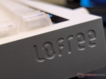 Logo Lofree gravé en creux sur le côté droit.