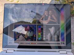 A l'extérieur, à l'ombre. L'éblouissement est toujours présent