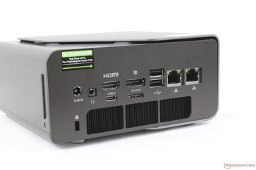 À l'arrière : Adaptateur secteur, casque 3,5 mm, HDMI 2.1, USB-C 4.0 avec DisplayPort 1.4 + Power Delivery (40 Gbps), DisplayPort 1.4, OcuLink (PCIe4 x4), 2x USB-A 2.0 (480 Mbps), 2x RJ-45 (2,5 Gbps)