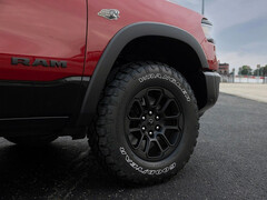 Le Ram 1500 avec le moteur Hemi V8 et le nouveau logo 