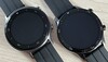 à gauche : realme Watch S, à droite : realme Watch S Pro