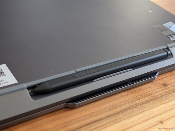 Le Slim Pen 2 tient bien en place et s'intègre presque parfaitement dans son compartiment à stylo
