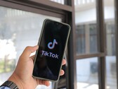 Un smartphone arborant le logo TikTok