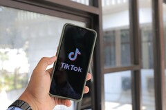 Un smartphone arborant le logo TikTok