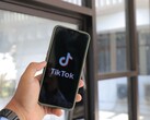 Un smartphone arborant le logo TikTok