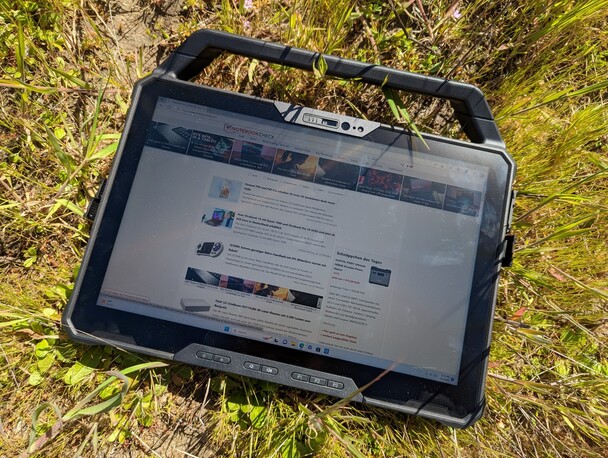 La tablette Dell Latitude 7230 Rugged Extreme atteint plus de 1000 nits pour une excellente visibilité en extérieur (Image source : Notebookcheck)