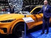 Le président Biden à Detroit à côté d'une Mustang Mach-E (image : Reuters)