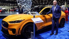 Le président Biden à Detroit à côté d'une Mustang Mach-E (image : Reuters)