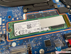 Le SSD M.2 2280 est positionné sous un couvercle supplémentaire et peut être mis à niveau