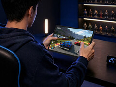 La nouvelle tablette de jeu de 11 pouces est proposée à un prix de vente initial d'environ 456 dollars. Photo : une photo promotionnelle montrant la Y900 11 en train de jouer.