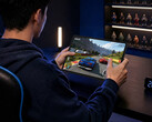 La nouvelle tablette de jeu de 11 pouces est proposée à un prix de vente initial d'environ 456 dollars. Photo : une photo promotionnelle montrant la Y900 11 en train de jouer.