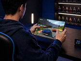 La nouvelle tablette de jeu de 11 pouces est proposée à un prix de vente initial d'environ 456 dollars. Photo : une photo promotionnelle montrant la Y900 11 en train de jouer.