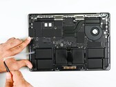 Le MacBook Pro Apple M5 n'a bénéficié que d'améliorations minimes en matière de réparation. (Source de l'image : iFixit)