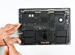 Le MacBook Pro Apple M5 n'a bénéficié que d'améliorations minimes en matière de réparation. (Source de l'image : iFixit)
