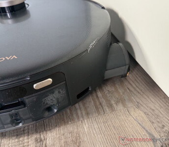 Il laisse une distance de sécurité lorsqu'il essuie les bords