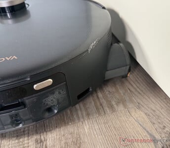 Il laisse une distance de sécurité lorsqu'il essuie les bords