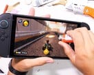 Hormis l'écran qui se raye facilement, la Nintendo Switch 2 semble bien construite (Source d'image : JerryRigEverything)