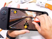 Hormis l'écran qui se raye facilement, la Nintendo Switch 2 semble bien construite (Source d'image : JerryRigEverything)