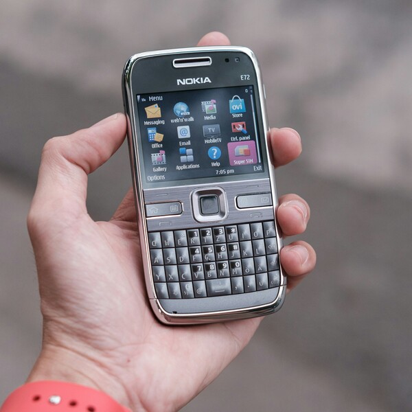 Un Nokia E72 rafraîchi devrait conserver les touches de raccourci sur le clavier QWERTY. (Source de l'image : Unsplash - édité)