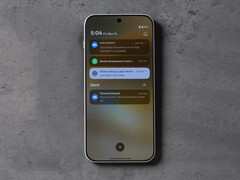 Le OnePlus 15 a dû désactiver certaines fonctions pour s'assurer que la température n'augmente pas davantage. Ci-contre : une capture d'écran de la vidéo du test de résistance. (Source de l'image : Max Tech)