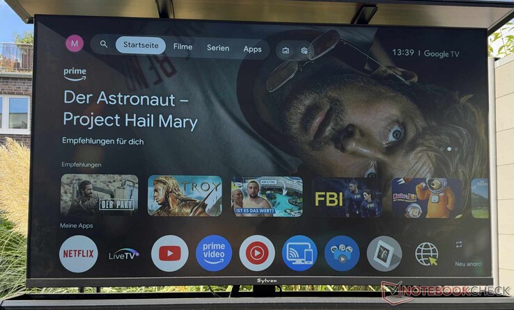 Le Sylvox Frameless Pro apporte au jardin l’interface Google TV que l’on retrouve sur de nombreux téléviseurs connectés d’intérieur.
