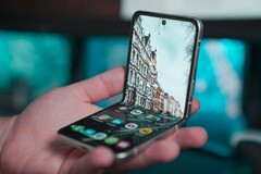 Les spécifications de l'appareil photo et les premières caractéristiques d'affichage du Xiaomi Mix Flip ont été découvertes dans le code HyperOS. (Image : Onur Binay, Unsplash)