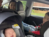 Premier "bébé Tesla" accouché dans la voiture électrique en mode Autopilote