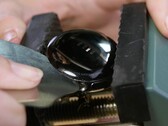 Google a fixé le panneau arrière de la Pixel Watch avec un adhésif innovant. (Image source : iFixit)