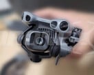 Le DJI Mini 5 Pro de près avec sa caméra 24 mm et f/1.8. (Source de l'image : via DroneXL &amp; Jasper Ellens)