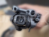 Le DJI Mini 5 Pro de près avec sa caméra 24 mm et f/1.8. (Source de l'image : via DroneXL &amp; Jasper Ellens)