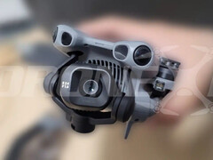 Le DJI Mini 5 Pro de près avec sa caméra 24 mm et f/1.8. (Source de l'image : via DroneXL & Jasper Ellens)