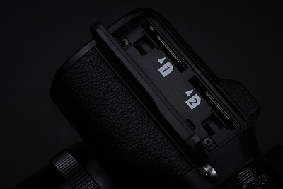 Le X-T5 de Fujifilm est doté d'un double emplacement pour carte SD avec des vitesses de lecture et d'écriture rapides, ce qui réduit les temps d'attente après une prise de vue en rafale grâce à la mémoire tampon de 43 images. (Source de l'image : Fujifilm)