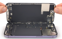 Les composants internes de l'iPhone 14 Pro, y compris la batterie. (Source : iFixit)