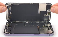 Les composants internes de l&#039;iPhone 14 Pro, y compris la batterie. (Source : iFixit)