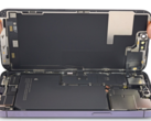 Les composants internes de l'iPhone 14 Pro, y compris la batterie. (Source : iFixit)