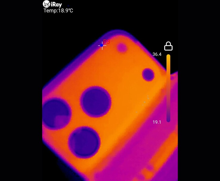 Image thermique de l'iPhone 17 Pro Max montrant la distribution de la chaleur autour de la zone de la caméra arrière (Image source : u/T-K-Tronix via r/iphone)