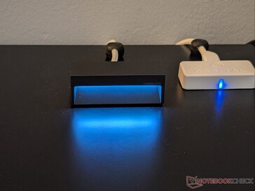 Récepteur 8K avec éclairage RVB réglé sur le blanc, luminosité à 50 %.