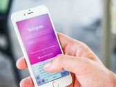 Smartphone sur lequel est installée l'application Instagram