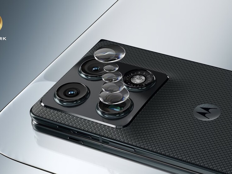Le Motorola Razr Fold est doté d'un triple appareil photo arrière de 50 mégapixels
