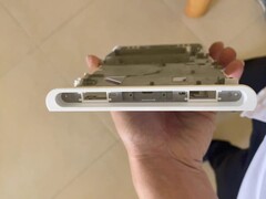 Le cadre supposé d'un prototype OLED de la rumeur Nintendo Switch 2 (photo) a conduit certains joueurs pleins d'espoir à croire qu'une Nintendo Switch 2 OLED est déjà en préparation. (Source de l'image : Gazlog)