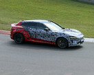 La Xiaomi YU7 GT camouflée sur le circuit de Nurburgring. (Source de l'image : Niubei Shehuiren/Weibo)