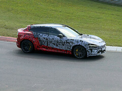 La Xiaomi YU7 GT camouflée sur le circuit de Nurburgring. (Source de l&#039;image : Niubei Shehuiren/Weibo)