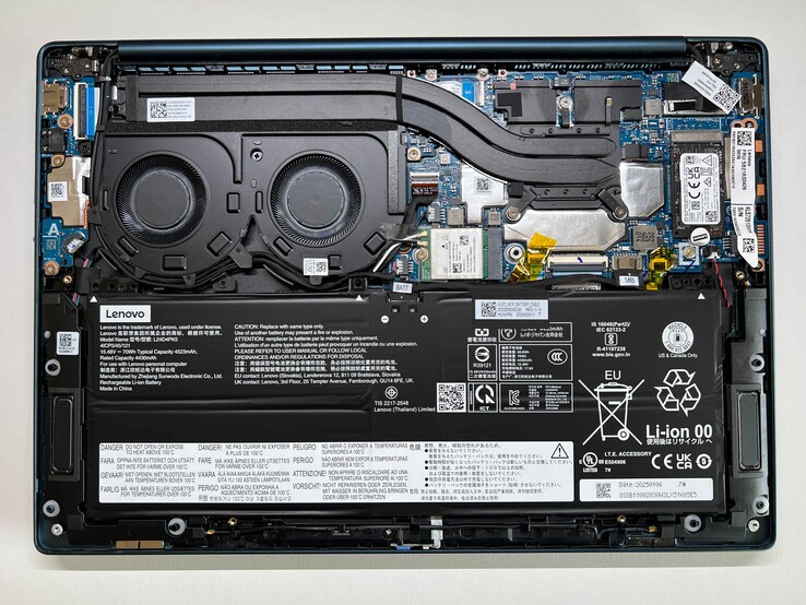Yoga Slim 7 14AKP G10, à titre de comparaison. Bien que les deux modèles soient identiques en apparence, ils présentent certaines différences au niveau de leurs composants internes